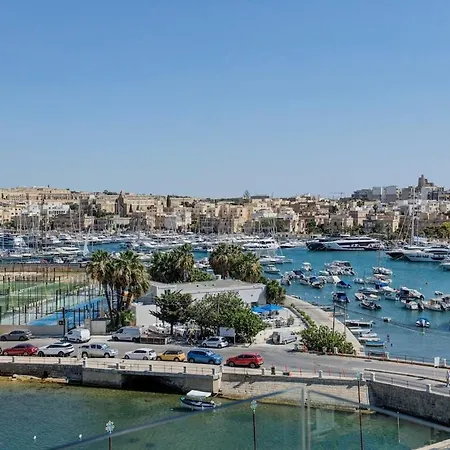 Modern Seafront Overlooking Valletta Apartment Gzira
